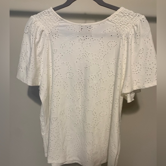 White peek-a-boo flowy shortsleeved top - Picture 2 of 3